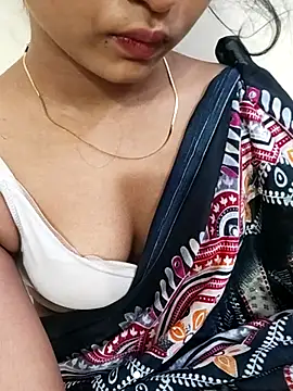 aa-y-e-sha-ju-l-ka (F teen) - Boobs show with Oiling