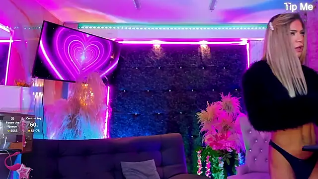 Queens_Wonders_Blonders webcam
