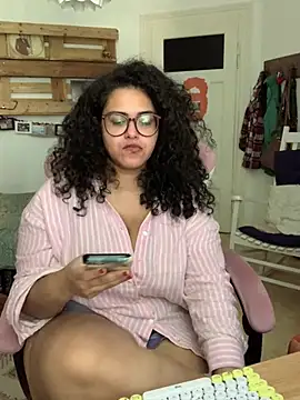Curvydesifromgermany webcam