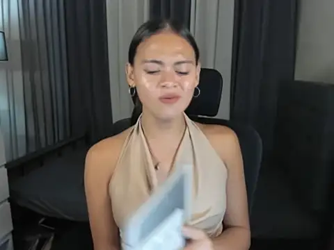 XTsUncutMargauxX webcam