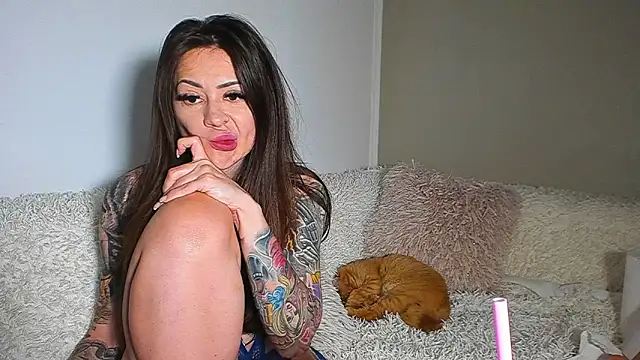 BrianaDiamondXXX live cam on StripChat