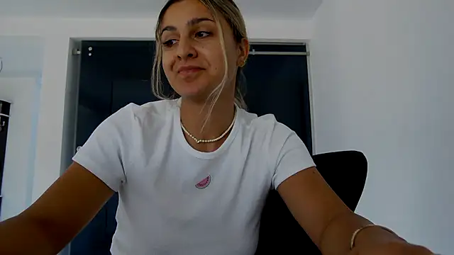 NicolePlay live cam on StripChat