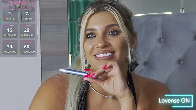Lorehottie webcam