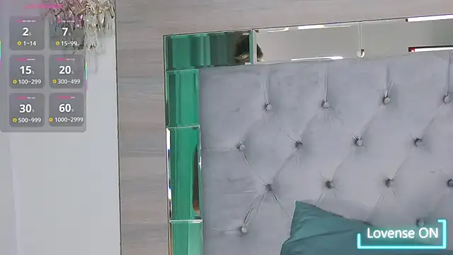 Lorehottie webcam