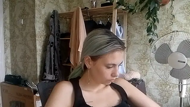 Helen18glo live cam on StripChat