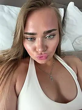 MonicaWestt webcam