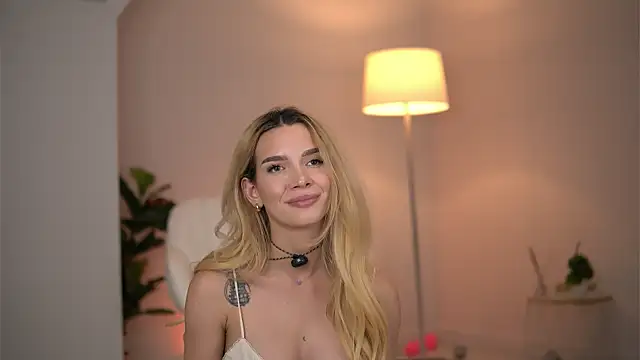 SvveetLuna live cam on StripChat