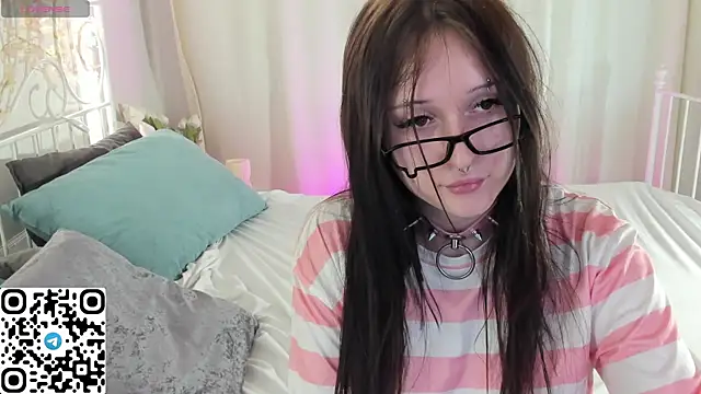 Emma-Blissa live cam on StripChat