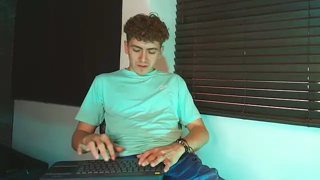 Tyler_Mcrey live cam on StripChat