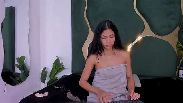 Mila_petiteasm webcam