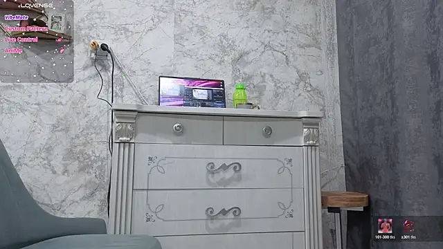 strawberry_Mira live cam on StripChat