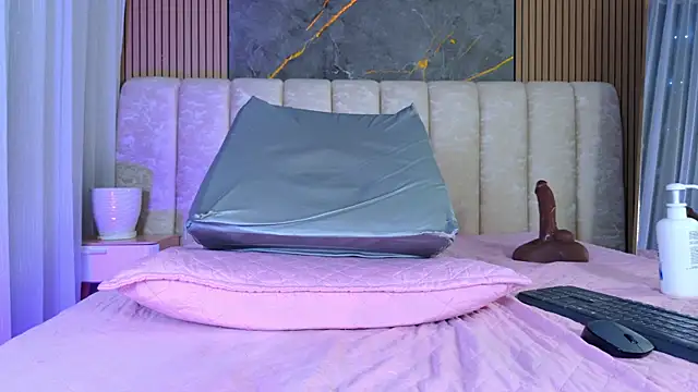 mia_scot webcam