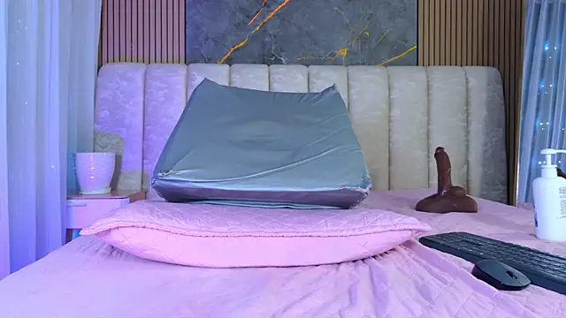 mia_scot webcam