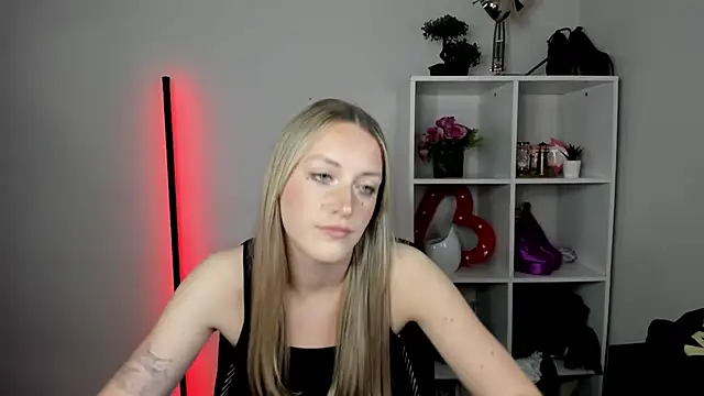 EvelynBlond webcam