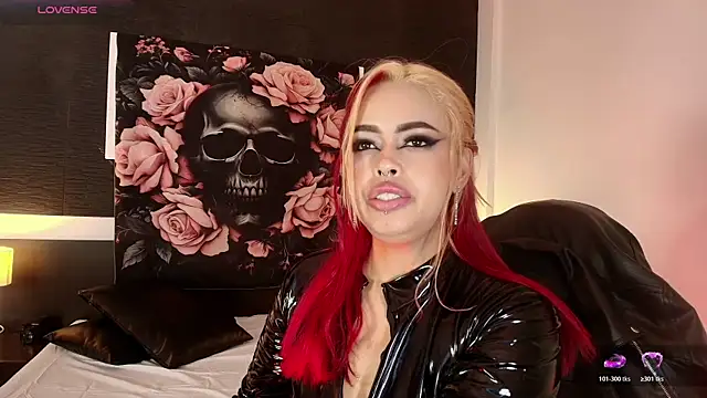 EvaaFoxxy1 live cam on StripChat