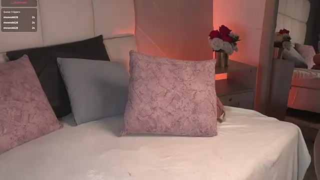 SaraMonroe1 live cam on StripChat