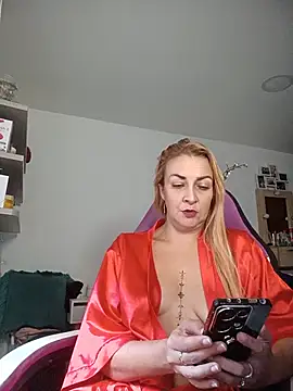 adri_smoke live cam on StripChat