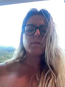 dolcehelena993 live cam on StripChat