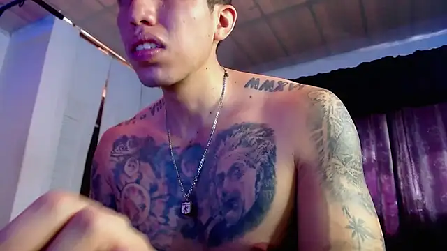 Adam_Hudsond live cam on StripChat