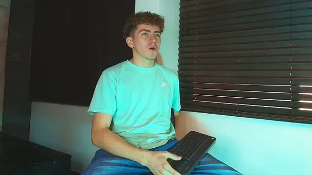 Tyler_Mcrey live cam on StripChat