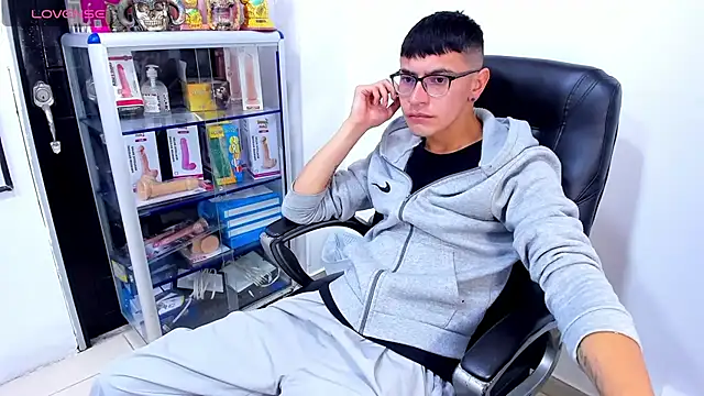 Alexx_bigcockk live cam on StripChat