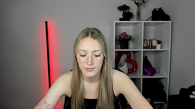 EvelynBlond webcam