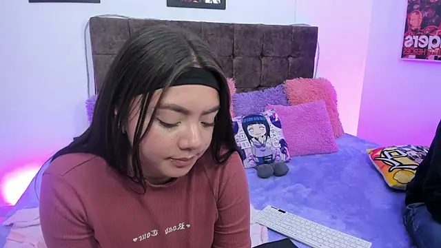 Yselle_Whitemoor live cam on StripChat