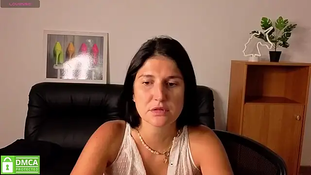 Alianna_Solo_Kisses live cam on StripChat