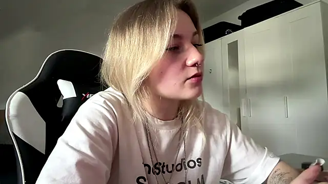 tutsiecutie live cam on StripChat