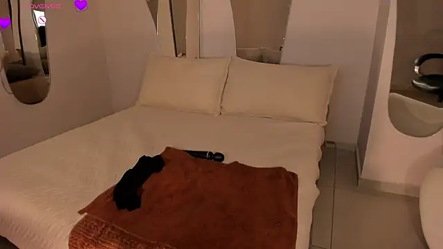 MaryLewis_ webcam