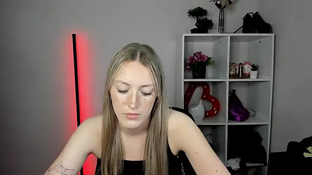 EvelynBlond webcam