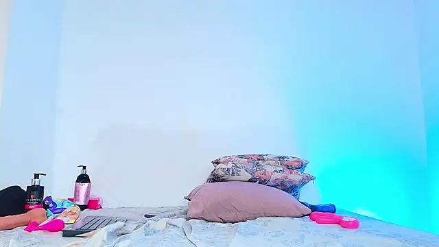 Kloee_12 live cam on StripChat