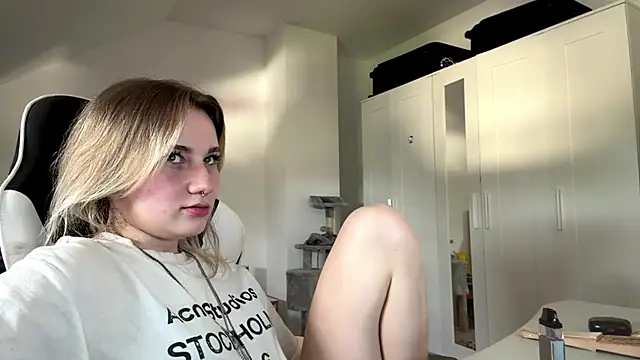 tutsiecutie - Tutsiecutie's free webcam - UK Sex Cams
