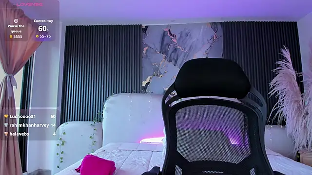 CarolineFyre live cam on StripChat