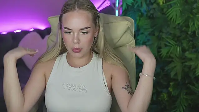 AuroraMore live sex cam