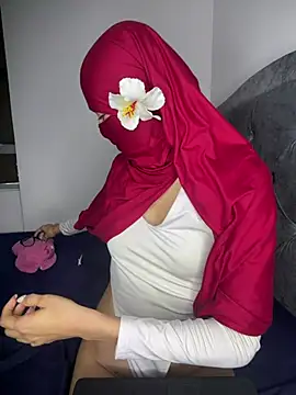 _zahiira_ (F young) - ice in pussy