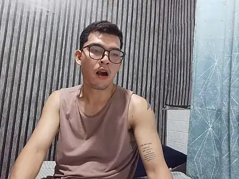 moremoreguys live cam on StripChat