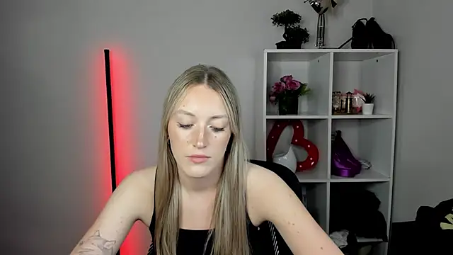 EvelynBlond webcam