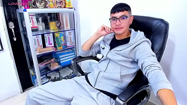 Alexx_bigcockk live cam on StripChat