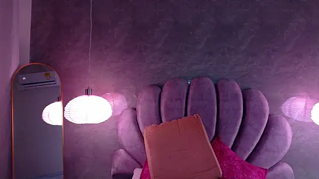 Bella-Sanders live cam on StripChat