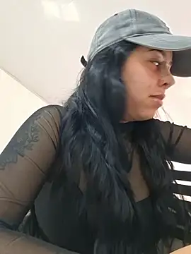 Luianna live cam on StripChat