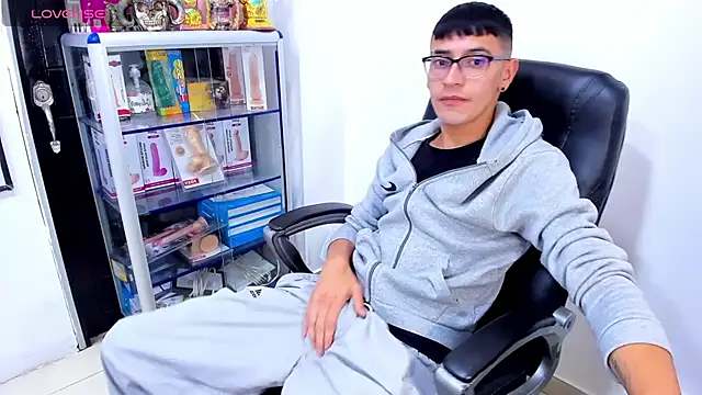 Alexx_bigcockk live cam on StripChat