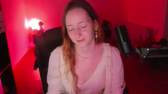 OddlyFamiliar live cam on StripChat