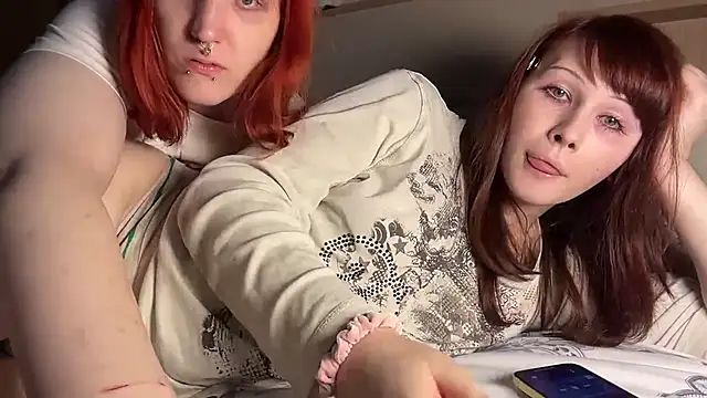 AlexaGudz live cam on StripChat