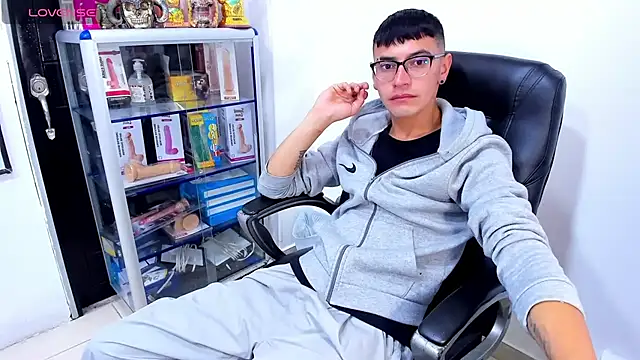Alexx_bigcockk live cam on StripChat