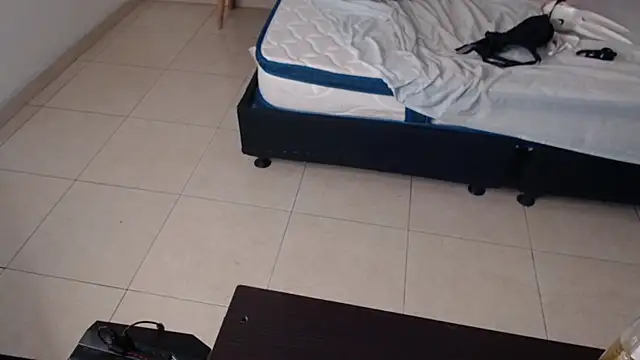 Elenna__ live sex cam