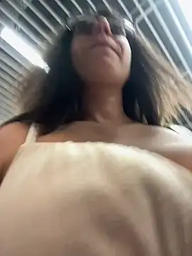 NadiraNoor live cam on StripChat