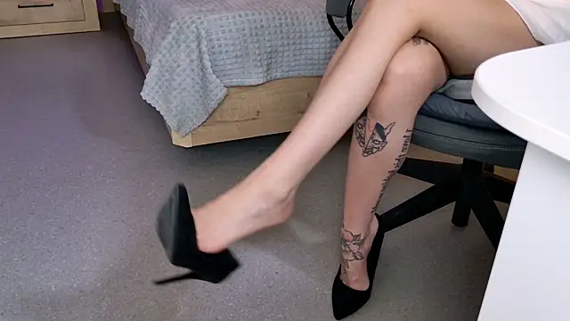 alicelids (F young) - 50 tokens for 1 minute of footjob