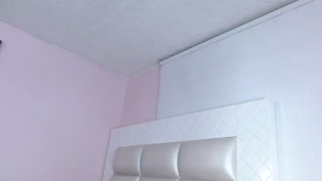 dannia01 live cam on StripChat