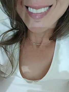 Maya-Parllo live sex cam